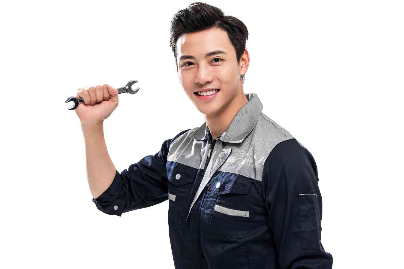 青年男修理工拿着工具1734512705193.jpg